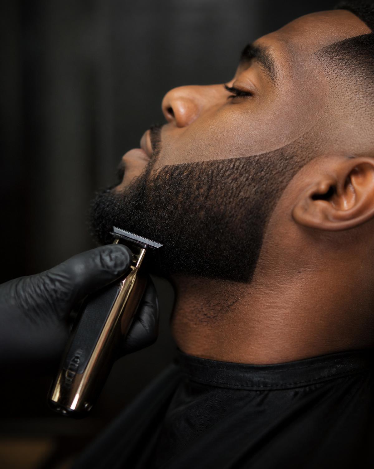 Acabamento preciso da barba num atendimento contemporâneo